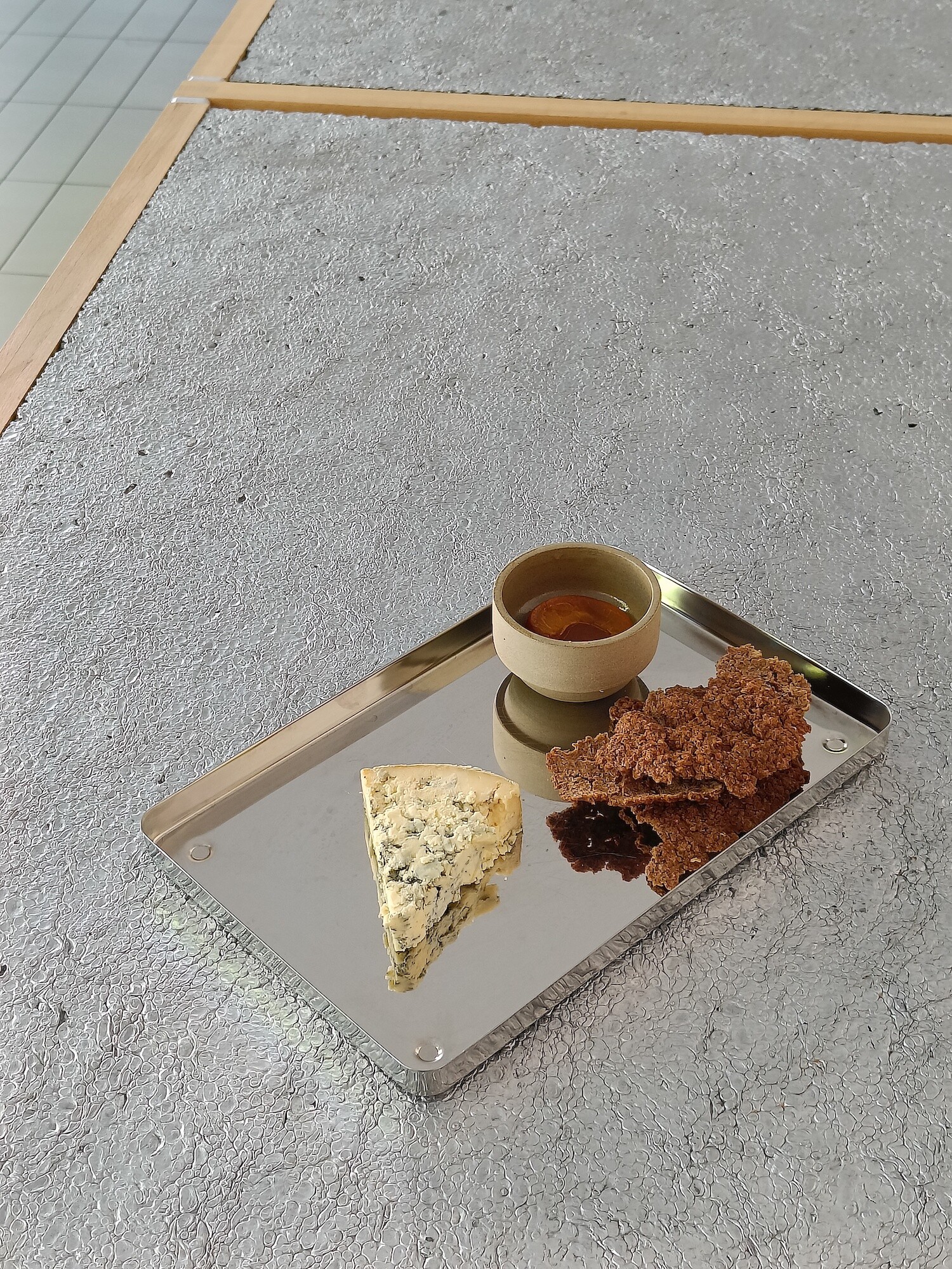 Serving cheese in Suisse Romande, Deli Social