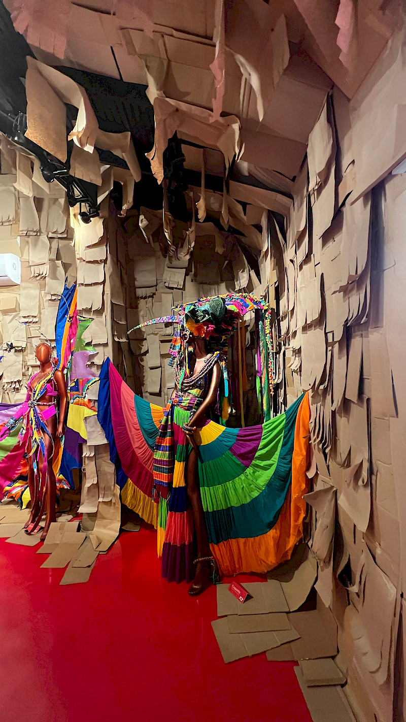 Lost Tribe Innenraum - Das Innere des Lost Tribe "FLY"-Showrooms mit ausgestellten Kostümen der Band 2024. Bild von Cherry-Ann Morgan