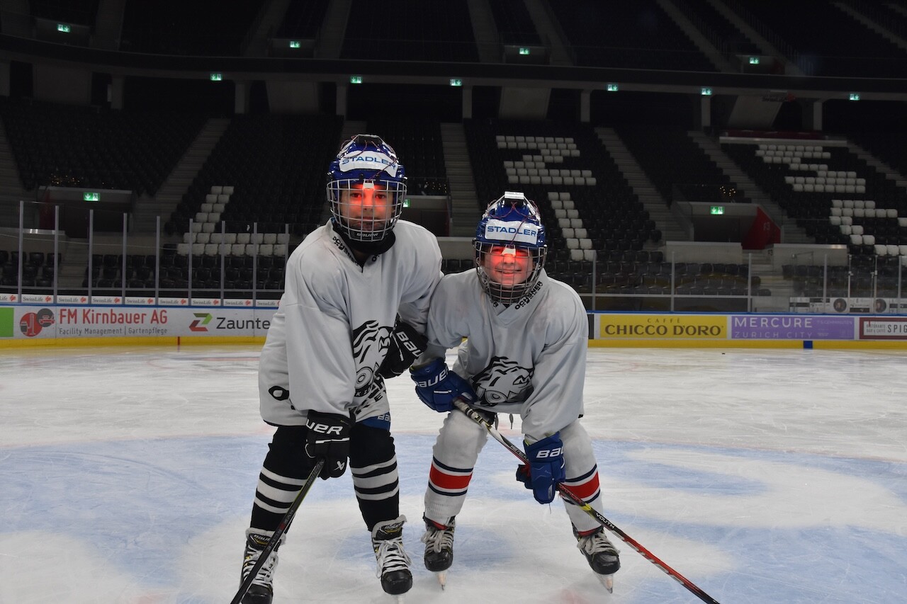 Junior players of the GCK/ZSC Lions youth organization with protective reflex light impulse