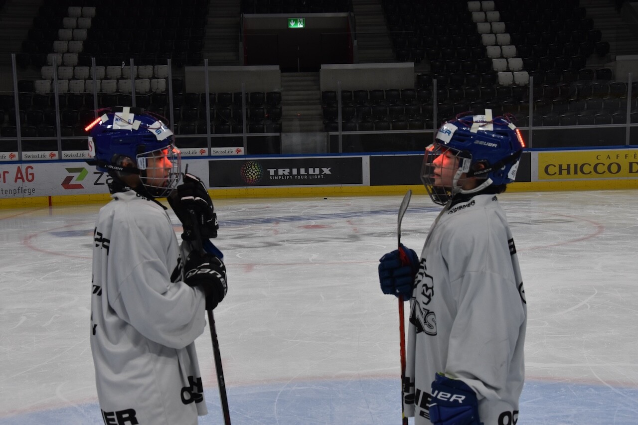 «Brain-Buddy» in action with the two light impulses: protective reflex (on the cage) and stop reflex (at the back of the helmet).