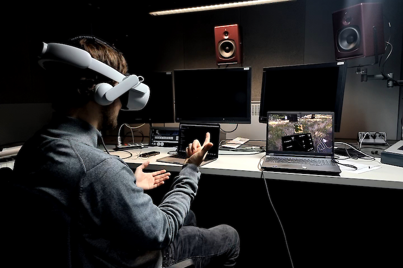 Testen des VR-Prototypen mit dem Entwickler Jonas Füllemann.