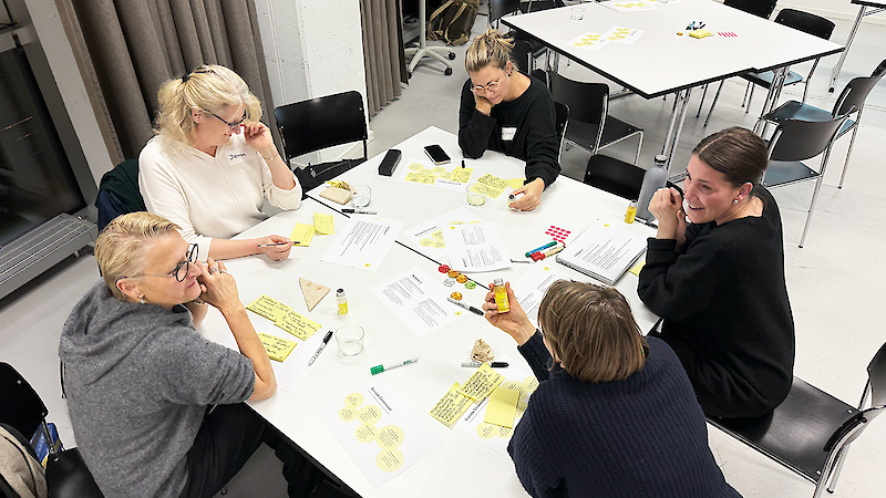 In Teamarbeit haben wir verschiedene Gesundheitskontexte analysiert, um die Herausforderungen, Bedingungen und besonderen Merkmale der gemeinsamen Gestaltung in Gesundheitsumgebungen besser zu verstehen.